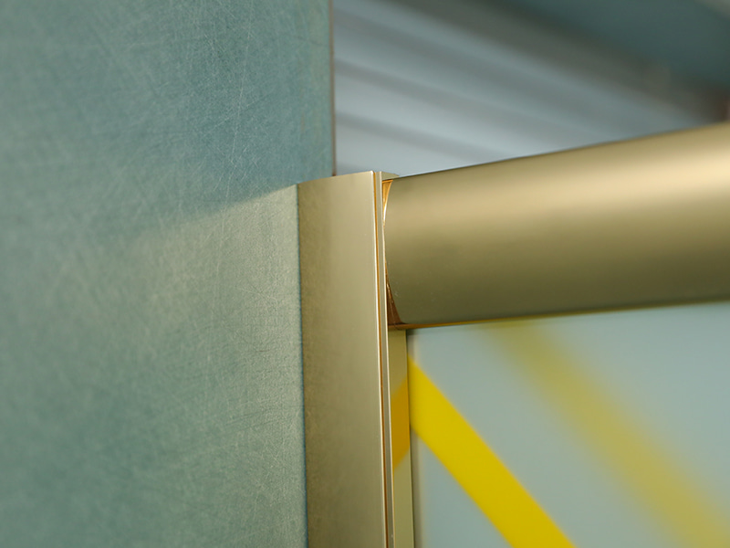 Penutup Pancuran Mandi Gelongsor RE, Kaca Terbaja Matt Dengan Cetakan, Profil Aluminium Emas, Pemegang Berlubang Dua, Dengan Dulang Penutup Pancuran Mandi Gelongsor RE, Kaca Terbaja Matt Dengan Cetakan, Profil Aluminium Emas, Pemegang Berlubang Dua, Dengan Dulang